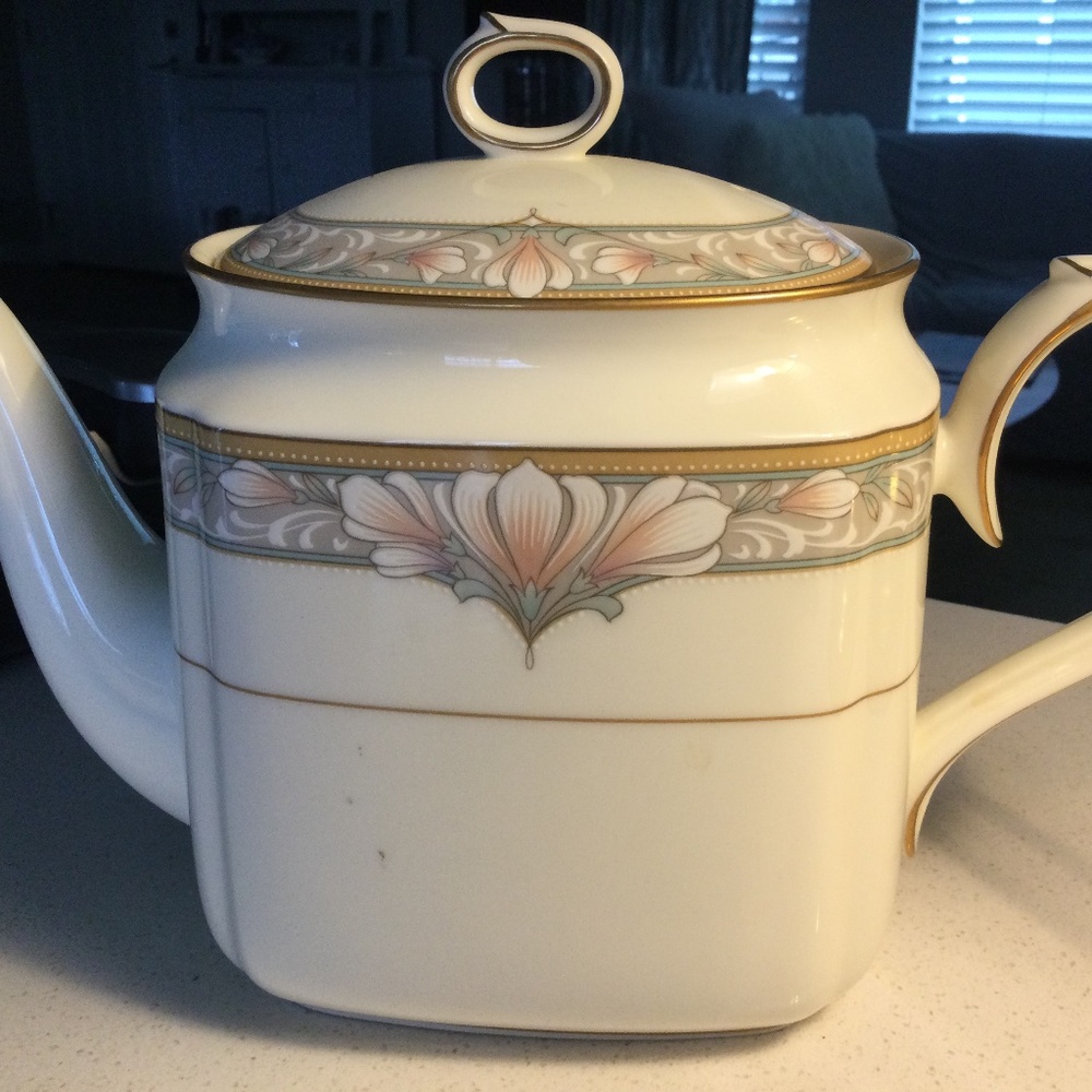 Noritake China 10 cup Teapot Barrymore Design